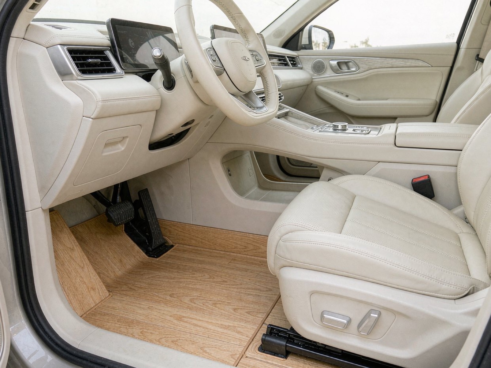 Clean floor surface with the hidden track fully concealed